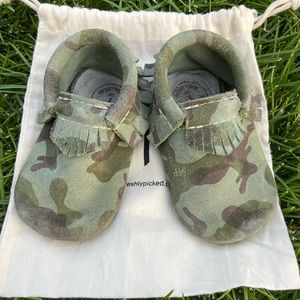 Freshly Picked Sz 4 Camo Mini Sole Moccs